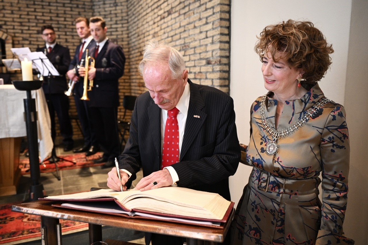 Karel Weerkamp en burgemeester Yolanda Hoogtanders